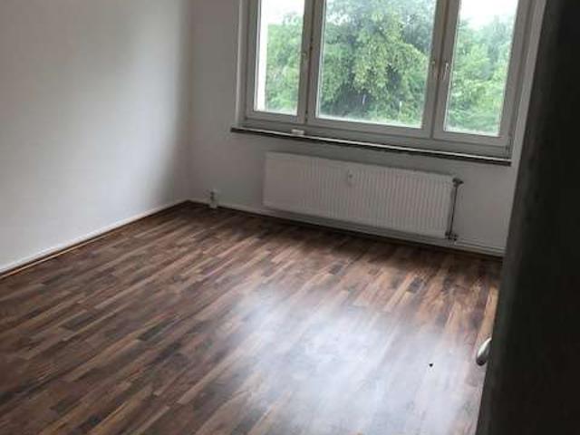 Sanierte helle 2 Zimmer Wohnung im 1. OG