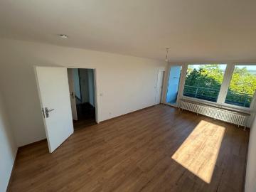 Sanierte Helle 3Zi Wohnung 4.OG Fahrstuhl Zentral