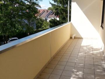 Sanierte, ruhige 3 Zi. Wohnung in Top Lage mit Balkon, TG
