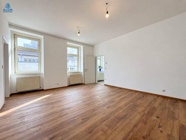 Sanierte & ruhige 2,5 Zimmer Wohnung mit Küche & Klimaanlage!