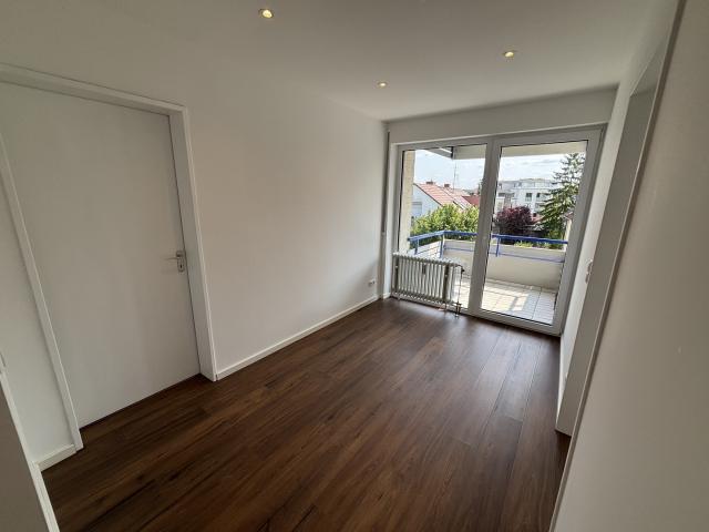Sanierte ruhige Wohnung im Herzen von Korntal mit Garage, Balkonkraftwerk, Wallbox, 2 Sonnenbalkone