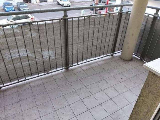 Sanierter 1 ZIMMER NEUBAU + sonniger Süd Balkon 5m² + neue Einbauküche + Bad mit Dusche / WC + Lift!