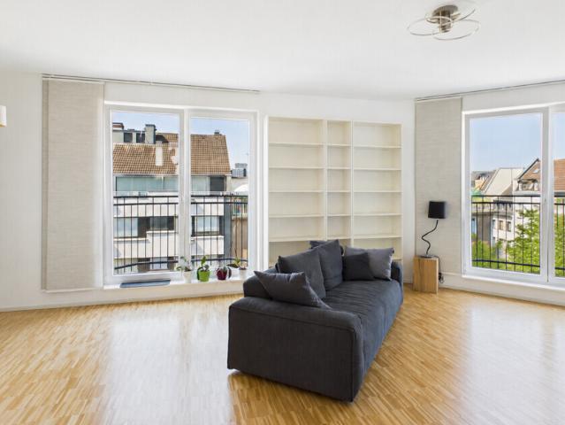 Sanierter Altbau hell und zentral: 3,5 Zimmer Wohnung mit Balkon in Pempelfort