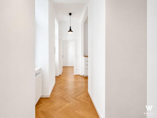 Sanierter Altbauklassiker: 3 Zimmer Wohnung mit ca. 13,5 m² Balkon I bezugsfertig I U Bahn/ S Bahn Nähe