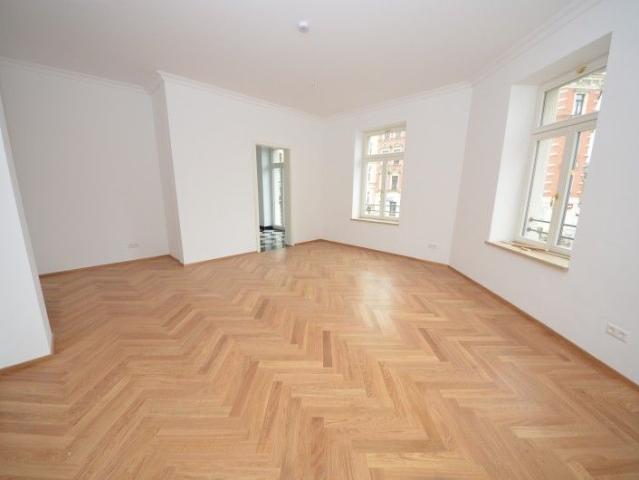 Sanierter denkmalgeschützter Altbau mit BALKON/PARKETT/FuboHeizung !