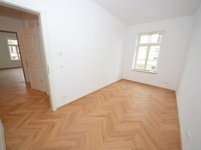 Sanierter denkmalgeschützter Altbau mit BALKON/PARKETT/FuboHeizung !