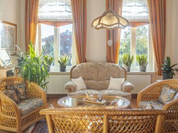 Saniertes, denkmalgeschütztes Wohnhaus mit Garten, Nebengebäuden u. Garage im Herzen von Wiefelstede