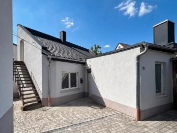 Saniertes Einfamilienhaus mit 2 Garagen
