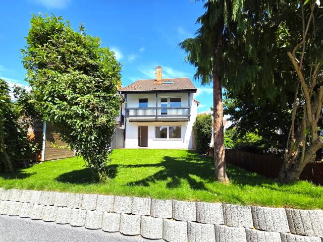 SANIERTES FAMILIENHAUS MIT 5 SCHLAFZIMMERN, 2 BALKONEN, TERRASSE, PKW GARAGE.