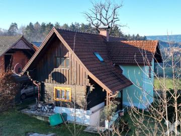 Machen Sie uns ein Angebot! Saniertes Holz Bauernhaus in leicht erhöhter Lage