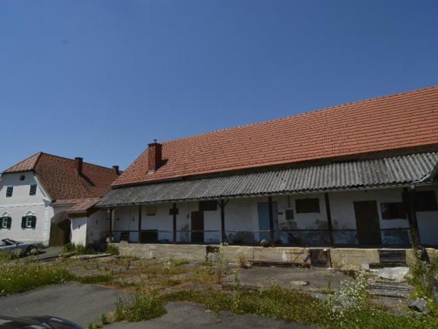 Saniertes Landgut mit umfangreichen Nebengebäuden und 8.527 m² Bauland