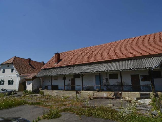 Saniertes Landgut mit umfangreichen Nebengebäuden und 8.527 m² Bauland