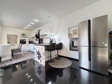 Saniertes Wohnhighlight in zentraler Lage mit Einbauküche, 2 Bädern, Doppelgarage u. großer Terrasse