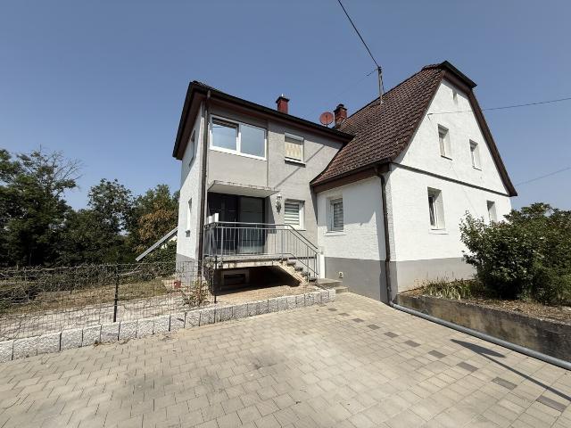 SANIERTES ZWEIFAMILIENHAUS IN HERRLICHER LAGE MIT SCHEUNE, GARAGE UND 4 STELLPLÄTZEN