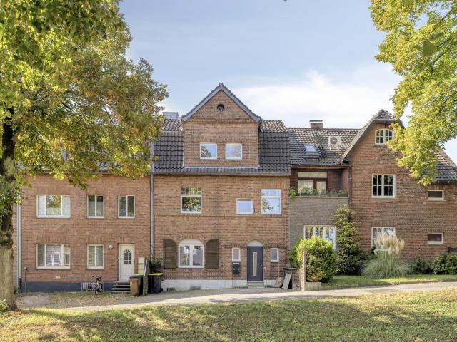 saniertes Zweifamilienhaus mit viel Platz. EG barrierearm.Nah an Wald & Zentrum. 8 Zimmer + 2x K+B