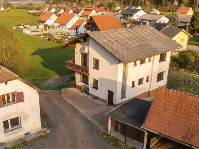 SANIERUNG 2025: Geräumiges Einfamilienhaus mit angeschlossener Kleinlandwirtschaft Neben und Stallgebäude mit ca. 2.700 m² Grund