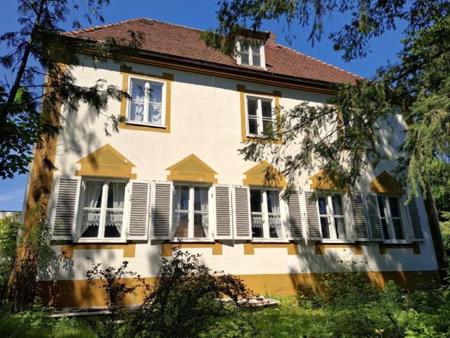Sanierungsbedüftiges Gründerzeit Arzthaus mit tollem Grundstück