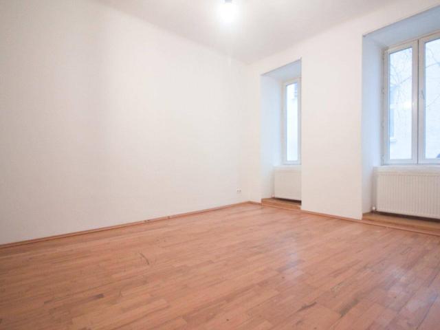 Sanierungsbedürftig | 3 Zimmer Altbau Wohnung | ruhige Innenhoflage | zentral begehbar