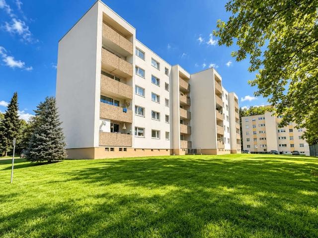 Sanierungsbedürftige 4 Zimmer Wohnung mit Balkon und Aufzug