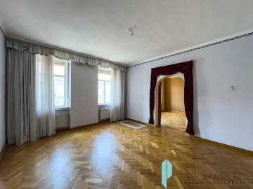 Sanierungsbedürftige 4 Zimmer Altbauwohnung 3. Stock