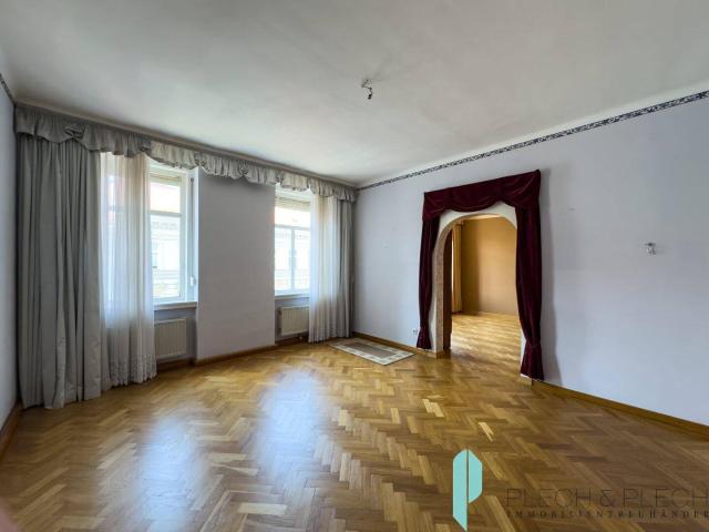 Sanierungsbedürftige 4 Zimmer Altbauwohnung 3. Stock