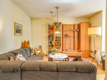 Sanierungsbedürftige 4,5 Zimmer Gartenwohnung mit gutem Grundriss samt Terrasse und Garagenabstellplatz in Natters