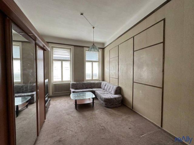 Sanierungsbedürftige 2 Zimmer Altbauwohnung mit viel Potenzial