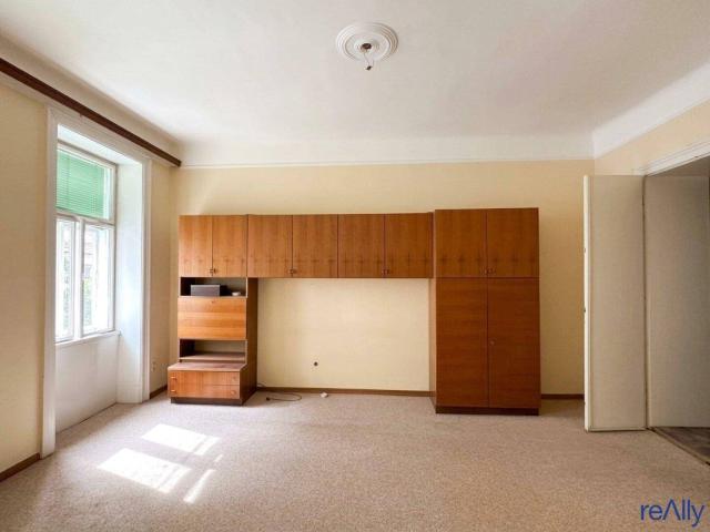 Sanierungsbedürftige 2 Zimmer Altbauwohnung mit viel Potenzial