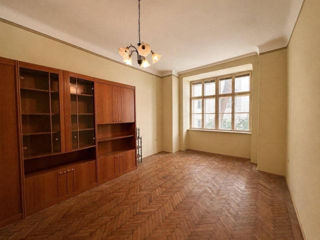 Sanierungsbedürftige 2,5 Zimmer Altbauwohnung nahe Aumannplatz in ruhiger Innenhoflage