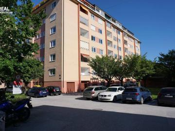 Sanierungsbedürftige 3 Zi Wohnung mit Loggia in Salzburg Lehen