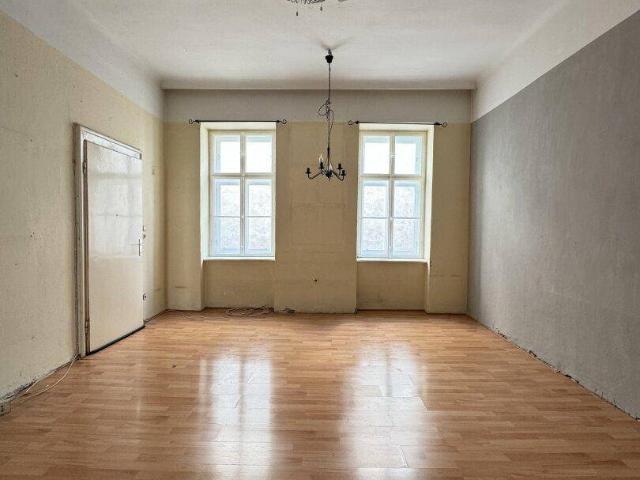 Sanierungsbedürftige 3 Zimmer Wohnung mit Balkon in 1080 Wien zu kaufen!