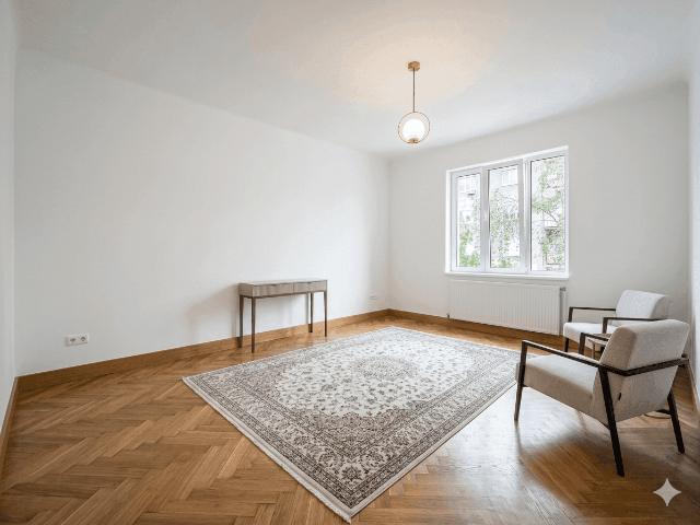 Sanierungsbedürftige 3 Zimmer Wohnung mit Balkon und Aufzug in Wien 1080