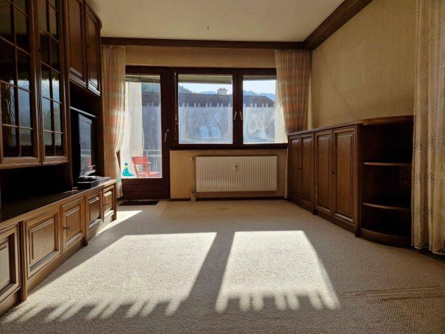 Sanierungsbedürftige 3 Zimmer Wohnung mit Loggia und Terrasse