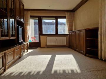 Sanierungsbedürftige 3 Zimmer Wohnung mit Loggia und Terrasse