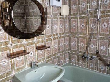 Sanierungsbedürftige 3 Zimmer Wohnung mit Loggia und Terrasse
