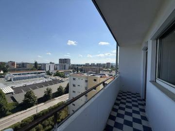 Sanierungsbedürftige 3 Zimmer Wohnung im 8. Stock mit Süd Loggia und traumhaftem Stadtblick!
