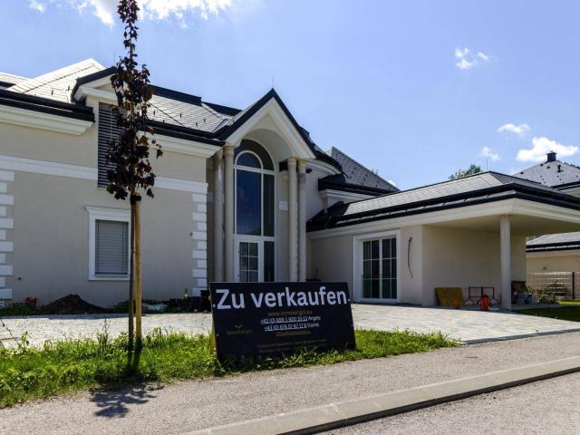 Sanierungsbedürftige Villa im Wohnpark Aqualina Wir unterstützen bei der Fertigstellung Preis VB