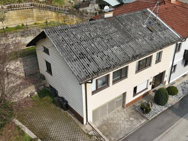 Sanierungsbedürftige Wohneinheit mit Garten, Garage & viel Potenzial