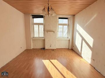 SANIERUNGSBEDÜRFTIGE Wohnung mit Balkon und viel Potential ca. 111 m²