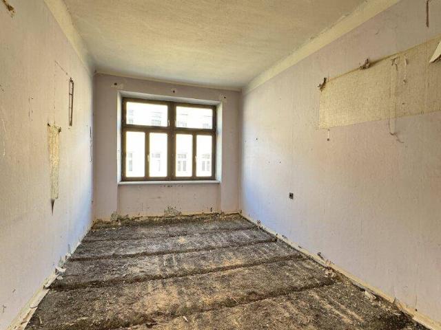 Sanierungsbedürftige Wohnung mit Entwicklungspotenzial im gepflegten Altbau
