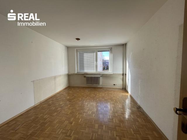 Sanierungsbedürftige Wohnung mit guter Raumaufteilung und viel Gestaltungspotenzial