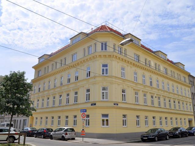 Sanierungsbedürftige Wohnung in sehr gepflegtem Eckzinshaus