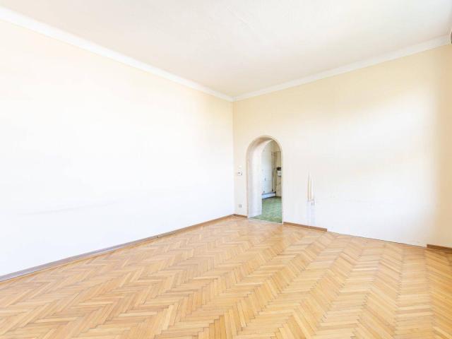 Sanierungsbedürftige Wohnung in wunderschönem Gründerzeithaus nähe U3