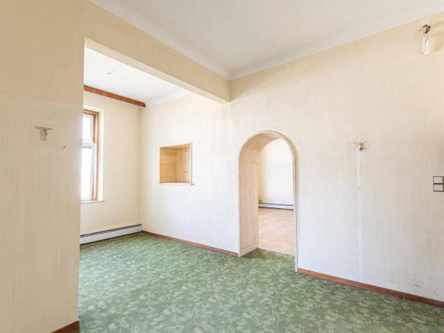 Sanierungsbedürftige Wohnung in wunderschönem Gründerzeithaus nähe U3