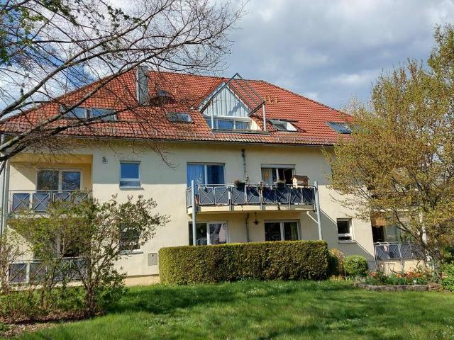 Sanierungsbedürftige Wohnung zum späteren Eigennutz, mit großem Balkon und Gartenanteil