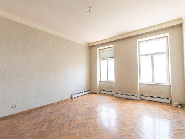 Sanierungsbedürftige Wohnungen in wunderschönem Gründerzeithaus nähe U3