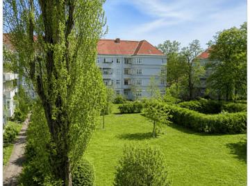 Sanierungsbedürftige Altbauwohnung mit Balkon und viel Gestaltungspotenzial