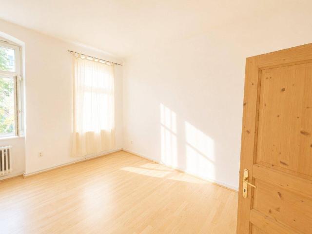 Sanierungsbedürftige Altbauwohnung mit Potenzial in Bestlage