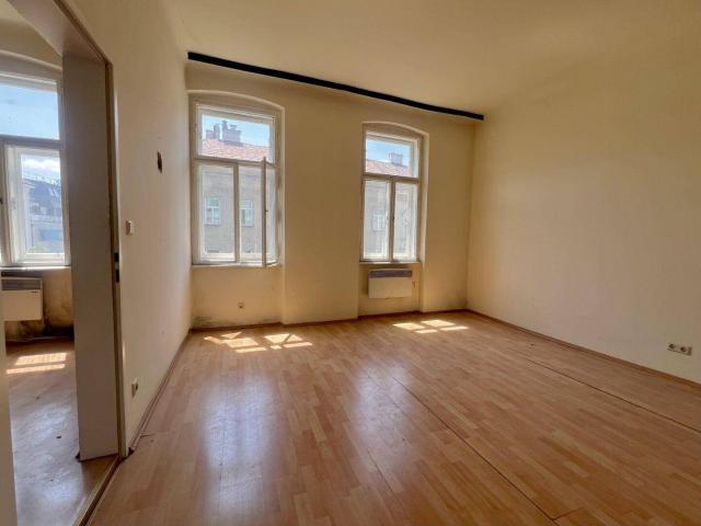 Sanierungsbedürftige Altbauwohnung Nähe Meiselmarkt!