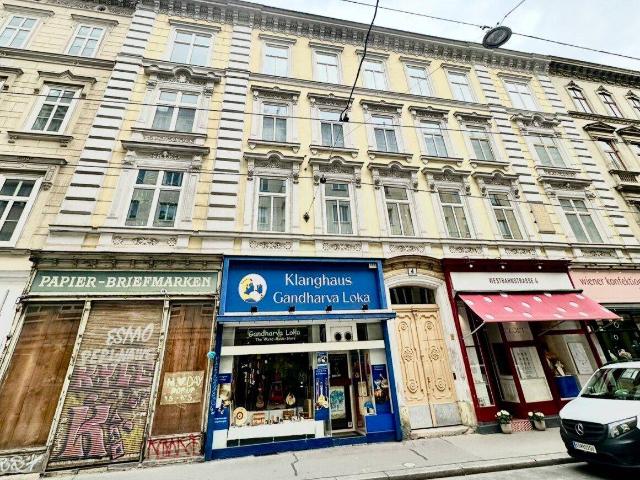 Sanierungsbedürftige Altbauwohnung im 2ten Stockwerk, direkt bei Neubaugasse unweit der Mariahilferstraße